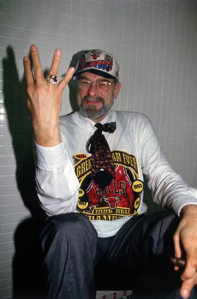 16 giugno 1996: 4, come i titoli conquistati da Phil Jackson. Il Maestro Zen mostra orgoglioso il suo anello ci campione NBA. I Bulls hanno appena battuto Seattle nelle Finals